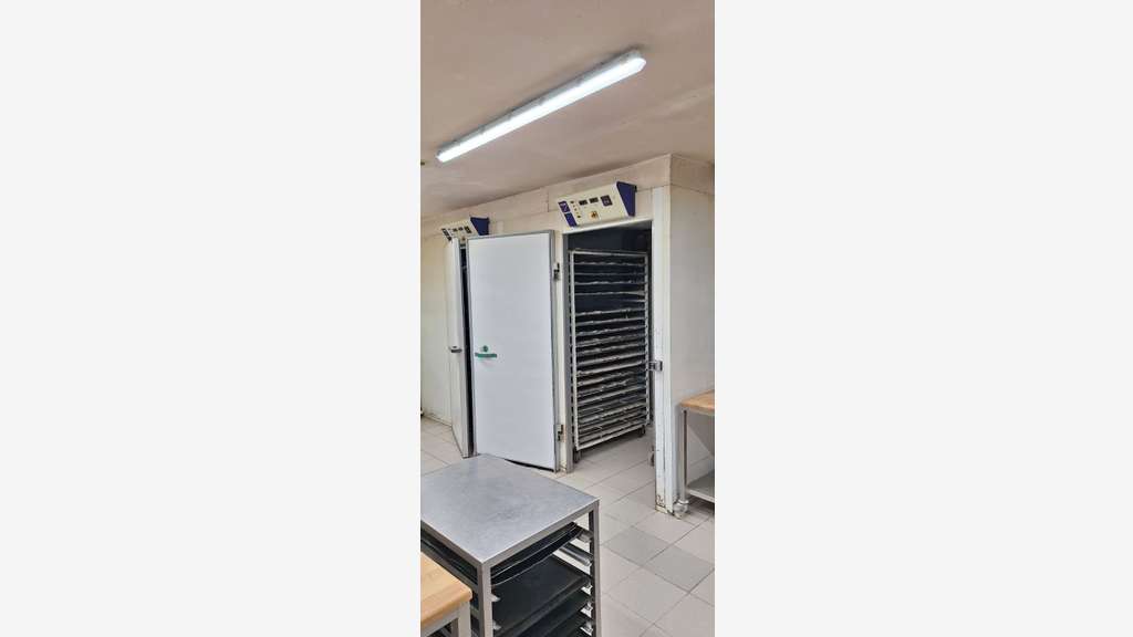 Vente Boutique récente sur axe de passage 01