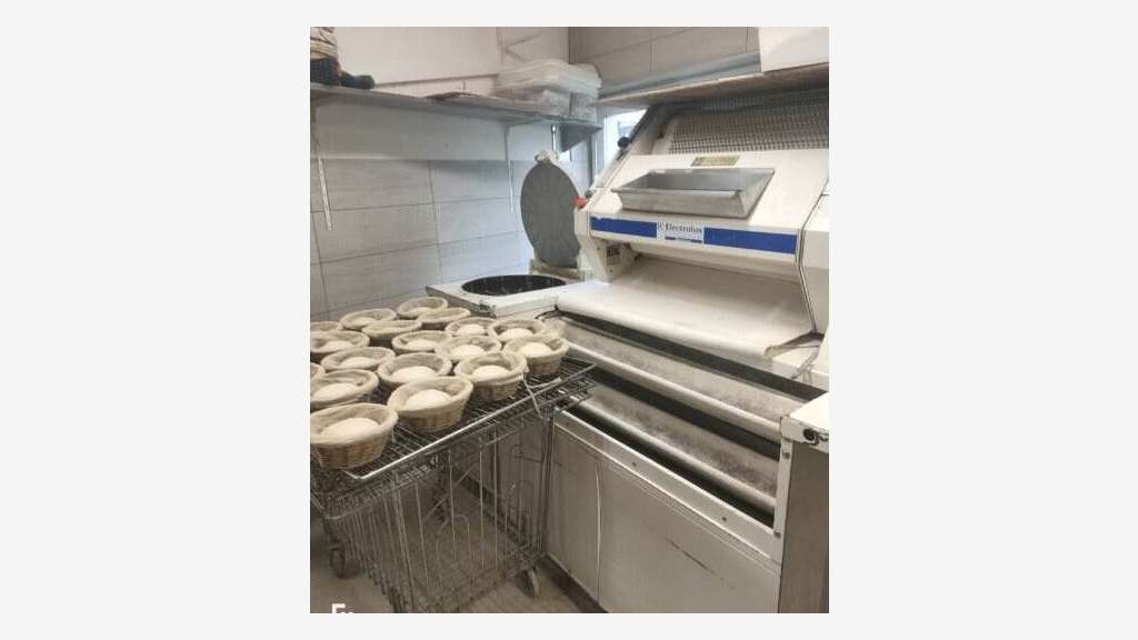 AV boulangerie seule dans village 2200 hab d'Isère