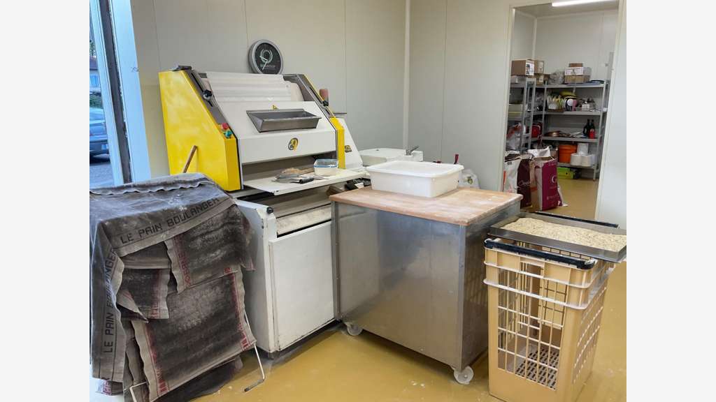 AV boulangerie en superbe état grand parking 64