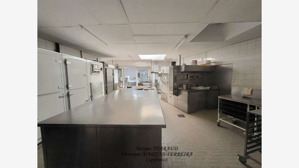 AV boulangerie 135m² empl N°1 St Florent sur Cher