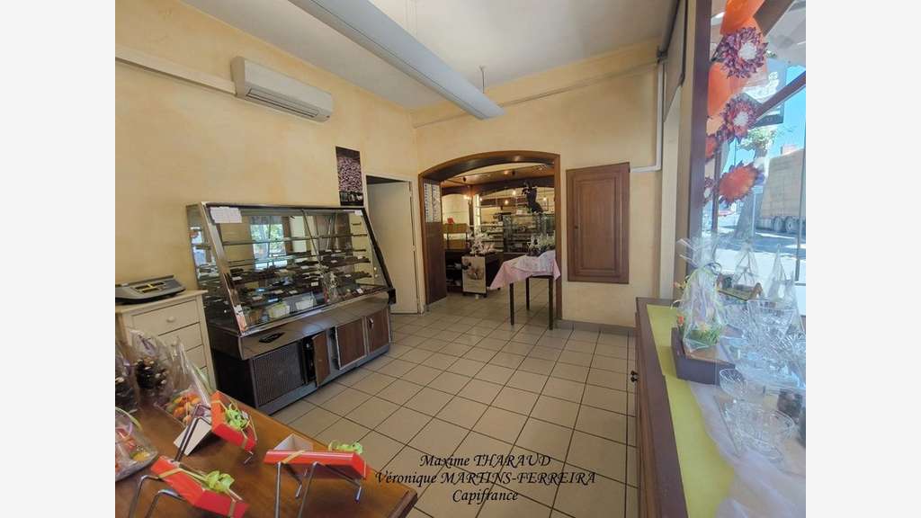 AV boulangerie 135m² empl N°1 St Florent sur Cher