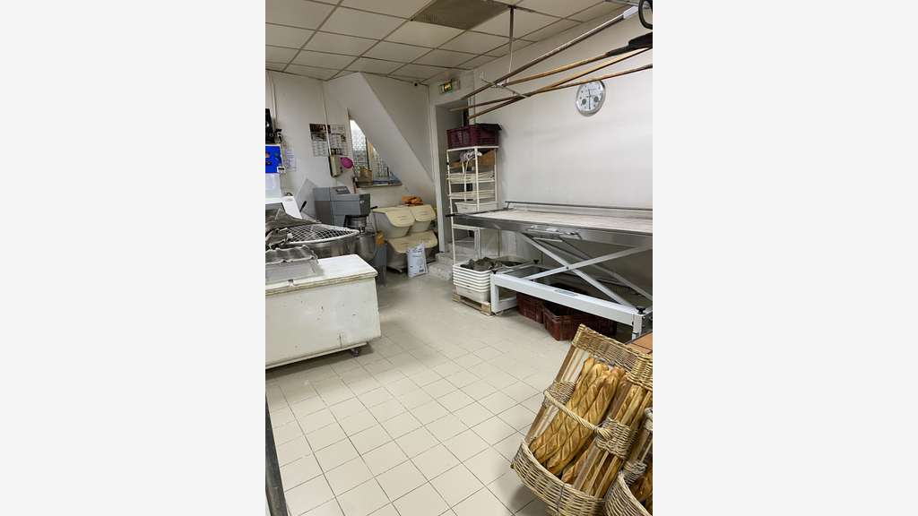 Vente boulangerie face gare d'une bonne ville 94