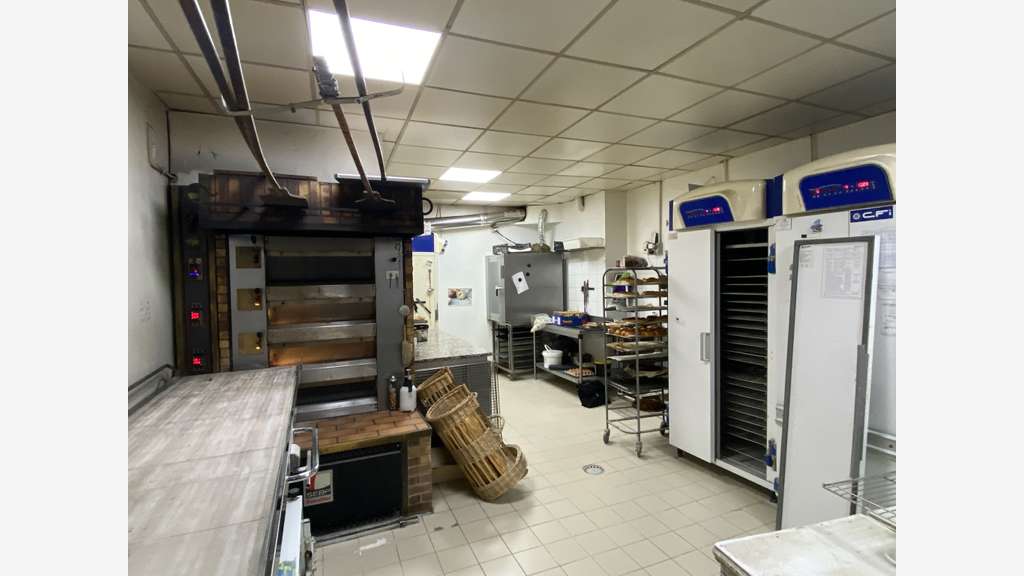 Vente boulangerie face gare d'une bonne ville 94