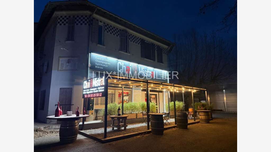 A vendre cave à vins & spiritueux à Maillane