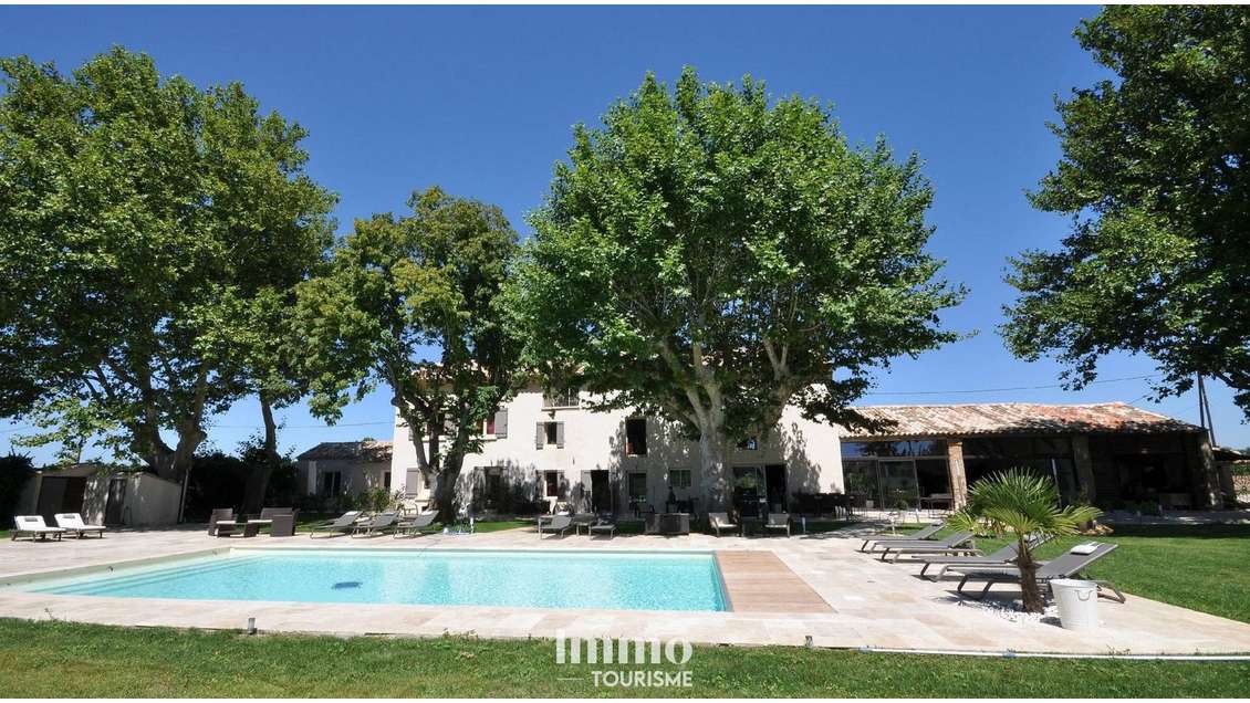 Mas provençal avec hébergements touristiques