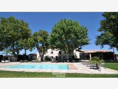 Mas provençal avec hébergements touristiques