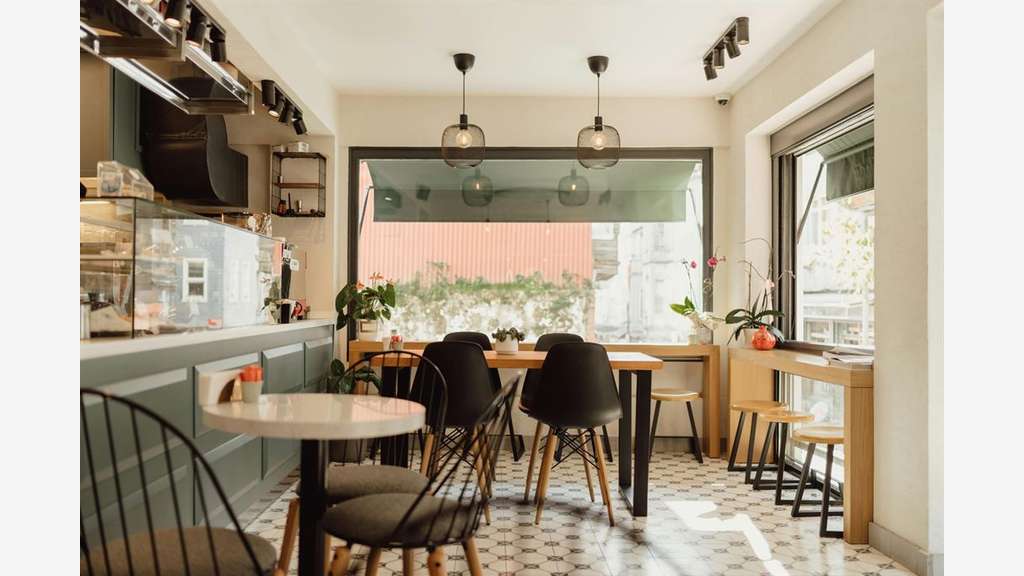 Restauration rapide sur placette piétonne à Paris