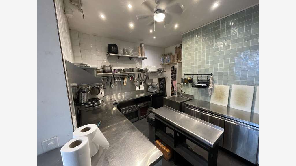 Joli petit local bien placé Paris 11eme