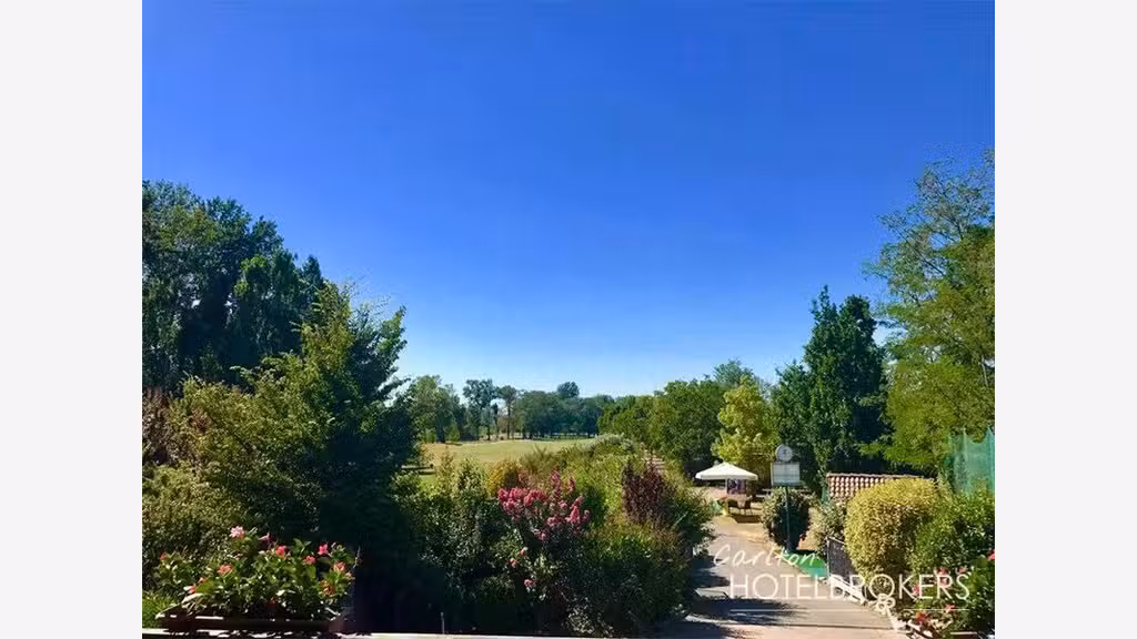 Vente complexe sportif & golf 9 trous à Pavia