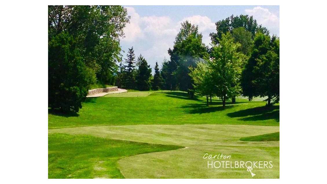 Vente complexe sportif & golf 9 trous à Pavia