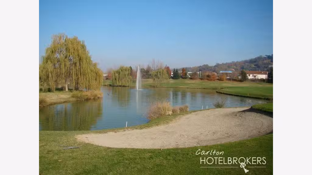 Vente complexe sportif & golf 9 trous à Pavia
