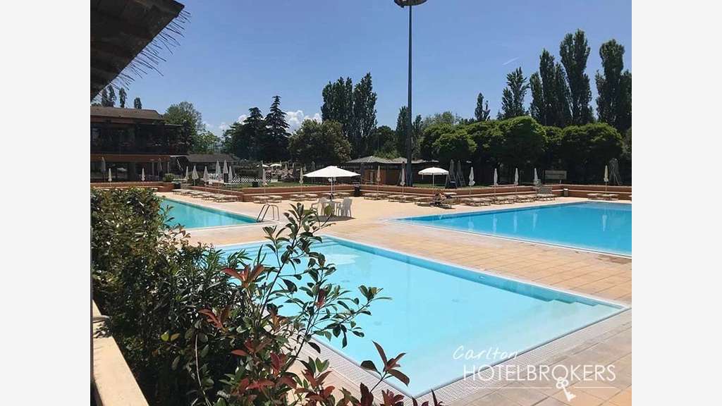 Vente complexe sportif & golf 9 trous à Pavia