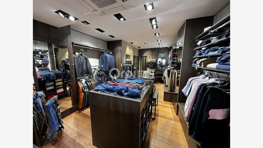 AV boutique prêt à porter empl N°1 à Auray centre