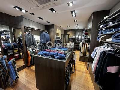 AV boutique prêt à porter empl N°1 à Auray centre