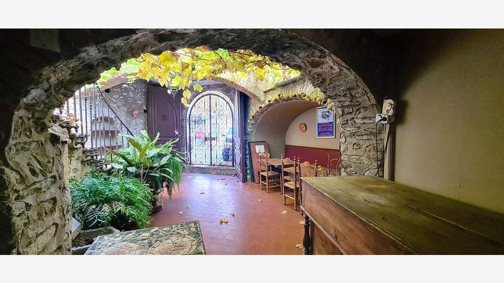 Vente hôtel 8 chambres restaurant 80 cvts à Ceret