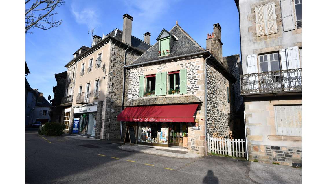 AV maison de charme + commerce de bouche à Pleaux