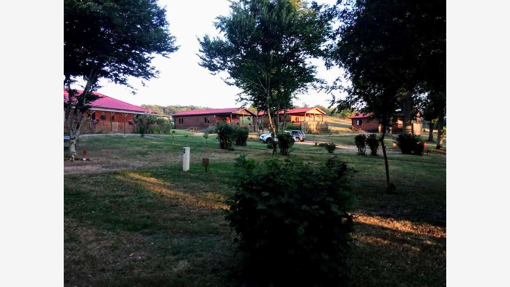 Camping avec Chalets & Restaurant au bord d’un lac