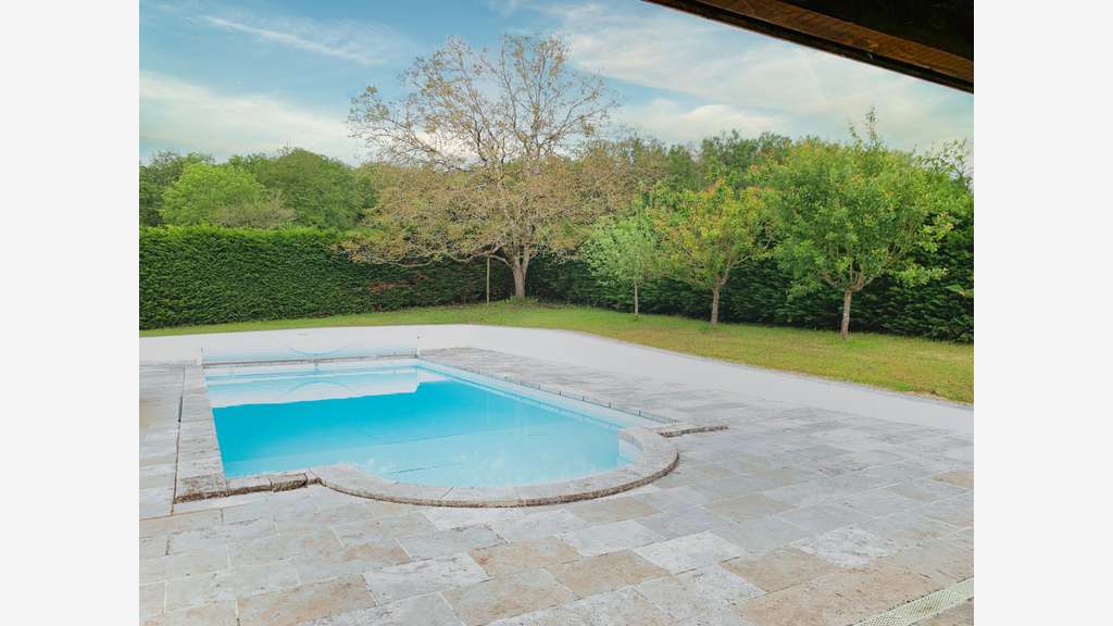 Moulin 1560 gîtes, chambres, piscine, 8 ha rivière