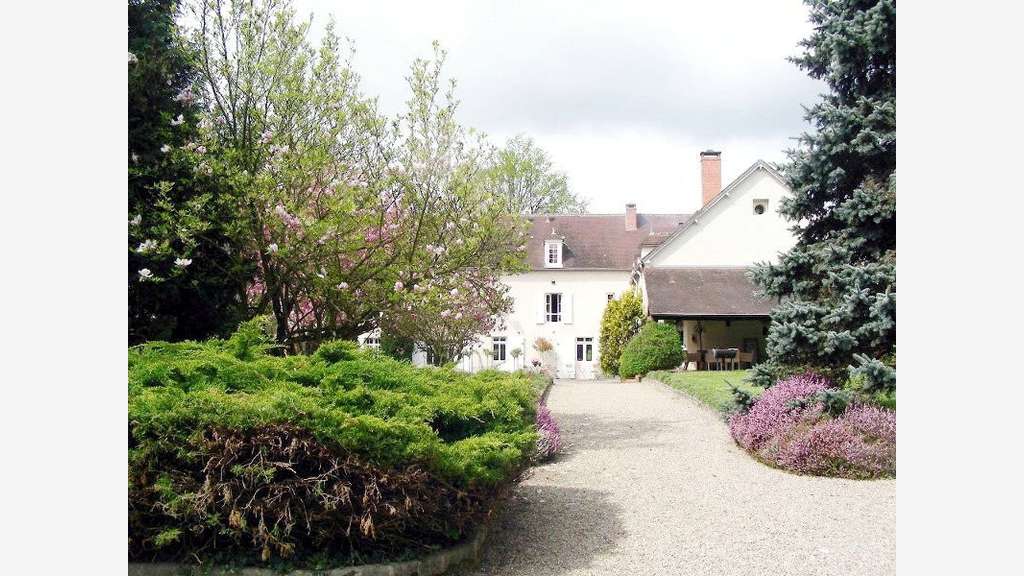 Moulin 1560 gîtes, chambres, piscine, 8 ha rivière
