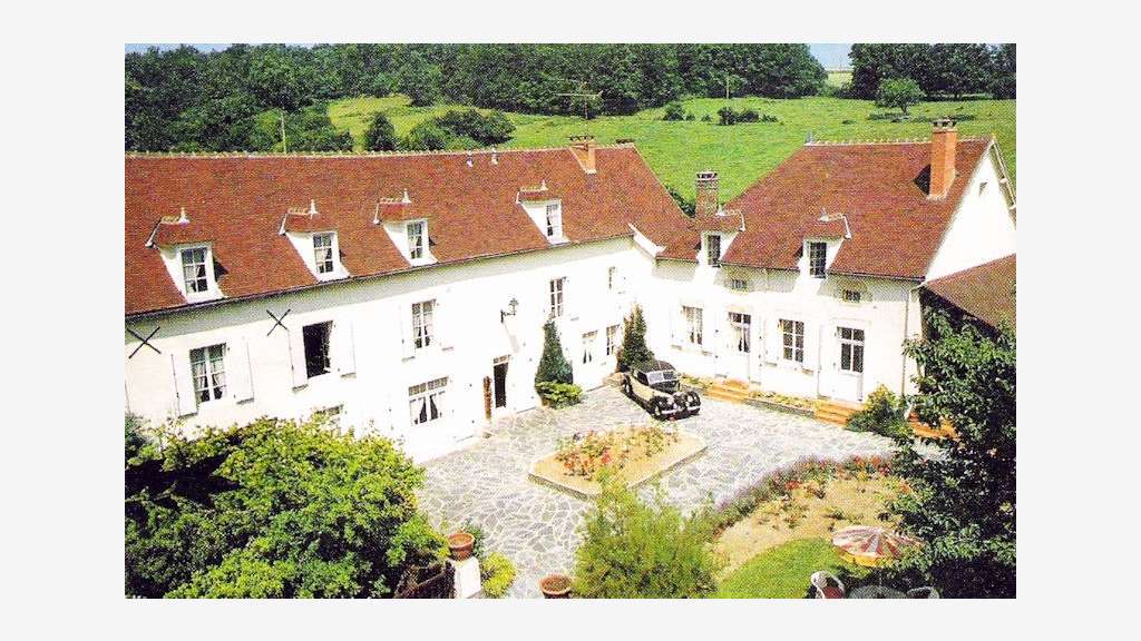 Moulin 1560 gîtes, chambres, piscine, 8 ha rivière