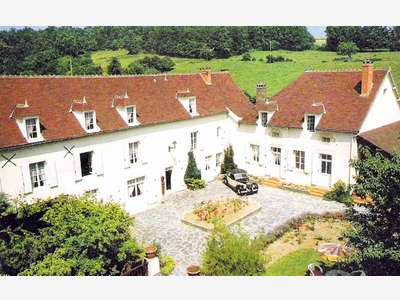 Moulin 1560 gîtes, chambres, piscine, 8 ha rivière