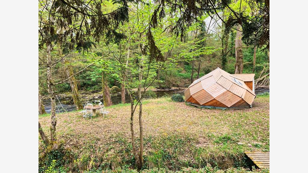 Moulin 1560 gîtes, chambres, piscine, 8 ha rivière