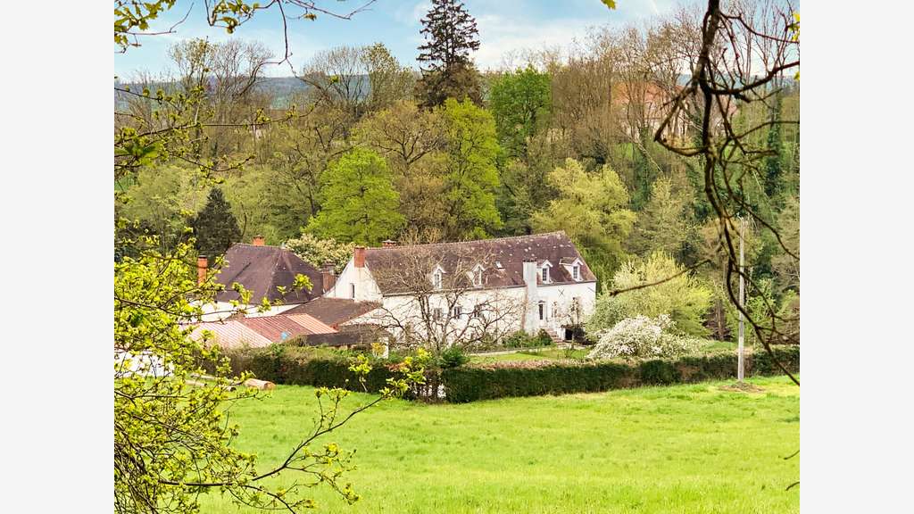 Moulin 1560 gîtes, chambres, piscine, 8 ha rivière