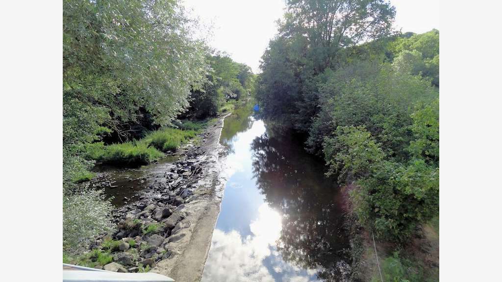 Moulin 1560 gîtes, chambres, piscine, 8 ha rivière