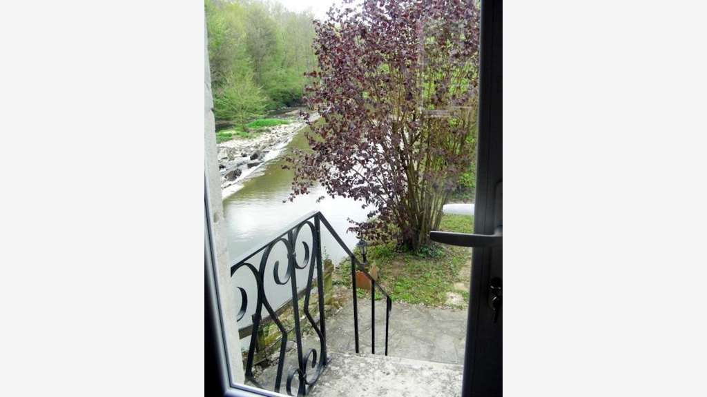 Moulin 1560 gîtes, chambres, piscine, 8 ha rivière