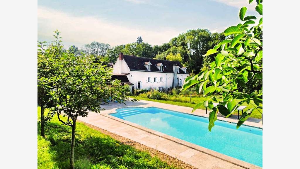 Moulin 1560 gîtes, chambres, piscine, 8 ha rivière