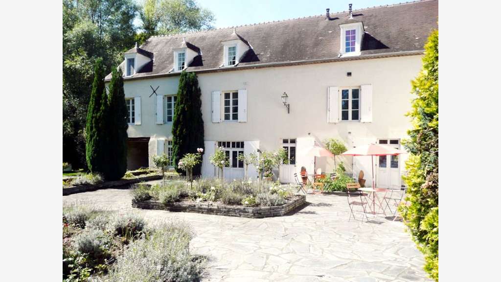 Moulin 1560 gîtes, chambres, piscine, 8 ha rivière