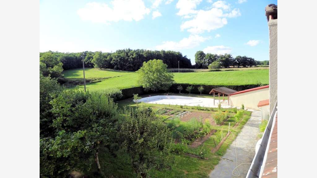 Moulin 1560 gîtes, chambres, piscine, 8 ha rivière