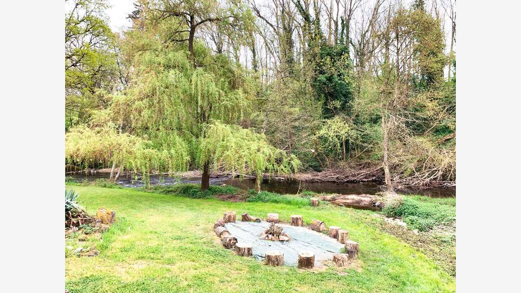 Moulin 1560 gîtes, chambres, piscine, 8 ha rivière