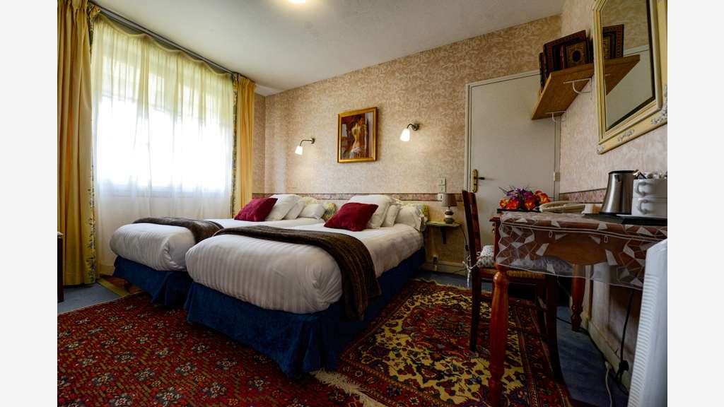 AV hôtel bureau *** face au Château de Brissac