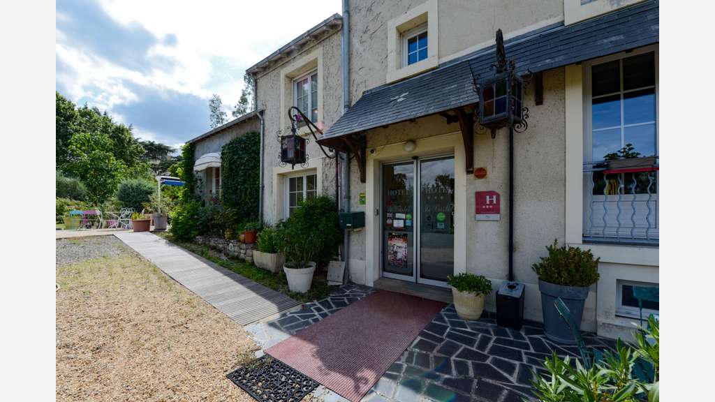 AV hôtel bureau *** face au Château de Brissac