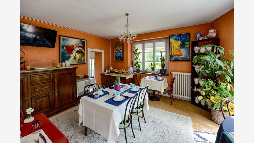 AV hôtel bureau *** face au Château de Brissac
