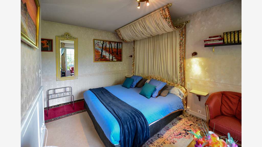 AV hôtel bureau *** face au Château de Brissac