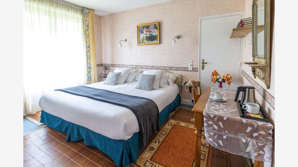 AV hôtel bureau *** face au Château de Brissac