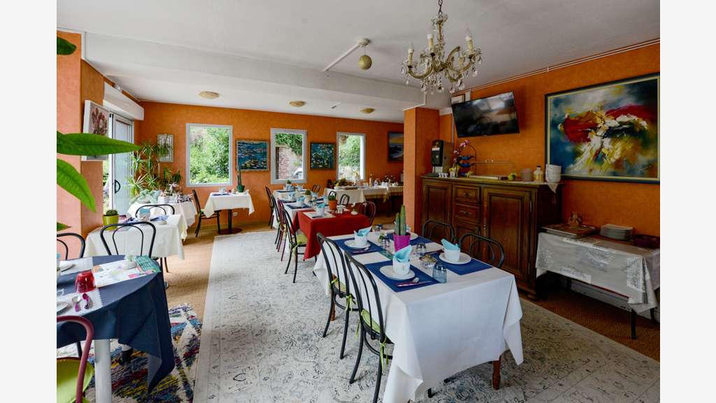 AV hôtel bureau *** face au Château de Brissac