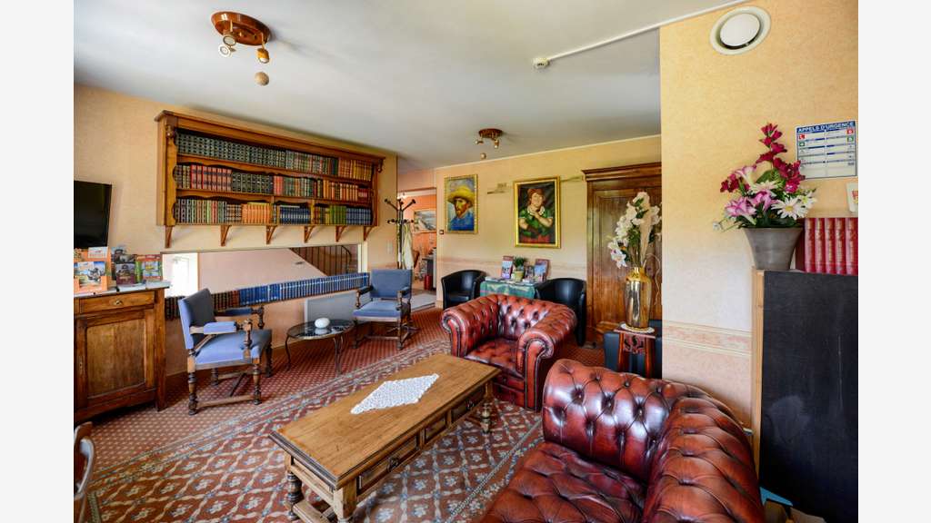 AV hôtel bureau *** face au Château de Brissac
