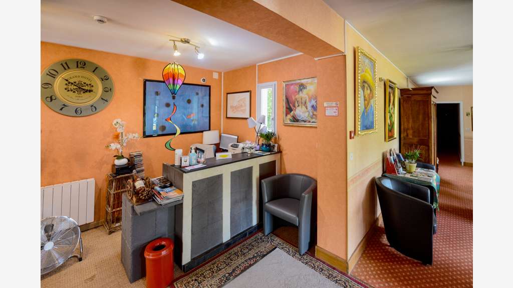 AV hôtel bureau *** face au Château de Brissac