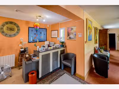 AV hôtel bureau *** face au Château de Brissac