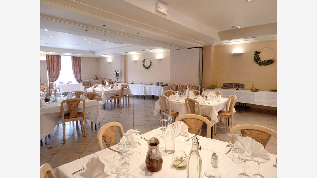 AV hotel restaurant proche des lacs du Levezou