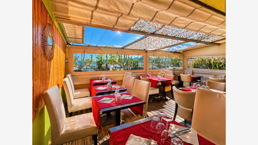 AV restaurant face mer avec terrasse Côte d'Azur