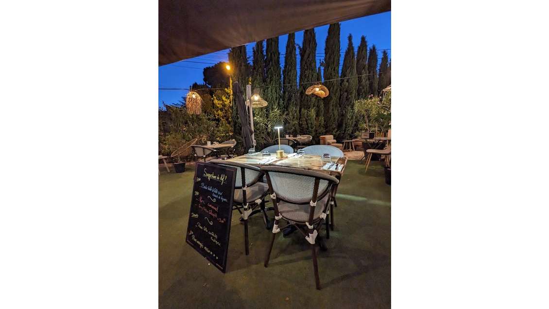 AV restaurant, terrasse et parking aux Angles