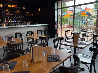 Bar-Restaurant Lic IV avec terrasse Vilelfranche