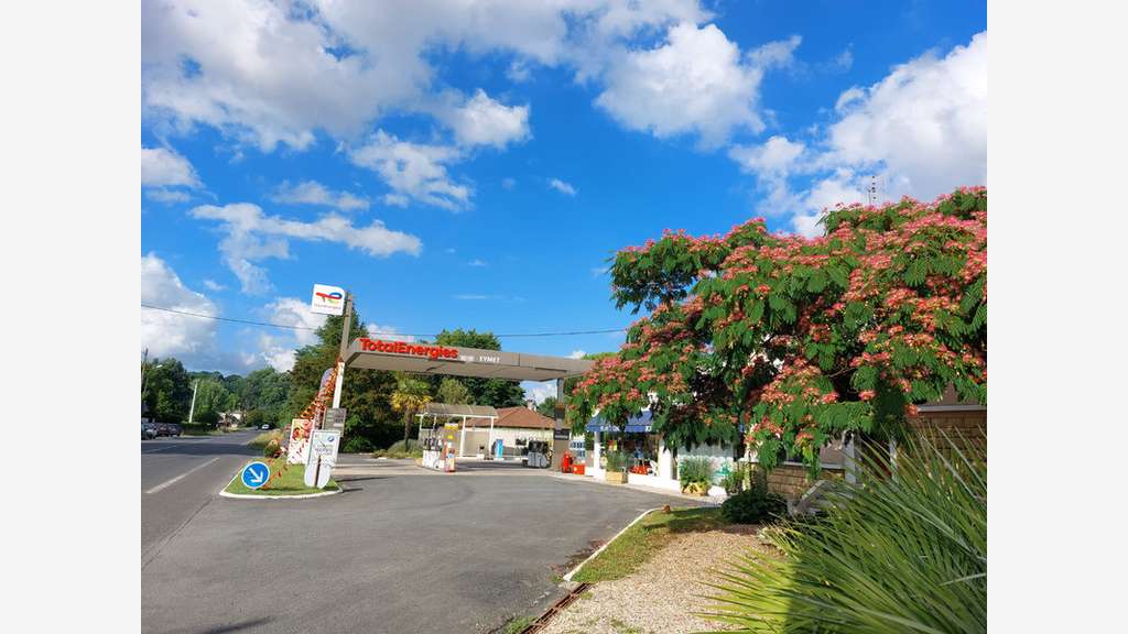 FDC station-service et murs à vendre à Eymet (24)