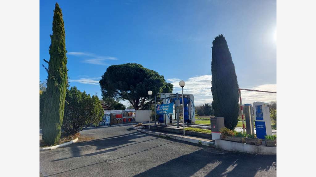 FDC station-service et murs à vendre à Eymet (24)