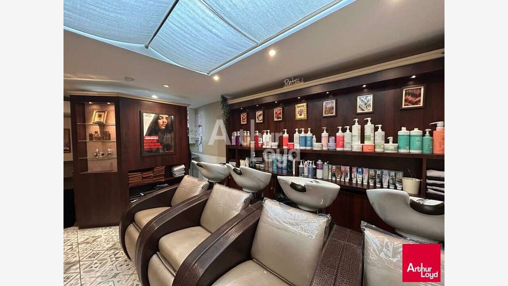 AV salon de coiffure 160m² empl N°1 à Blois