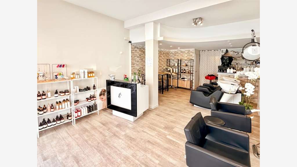 À VENDRE - SALON DE COIFFURE - BEL EMPLACEMENT 